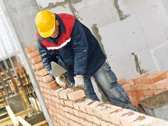 Nabídka práce: stavební dělník, zedník, montér oken