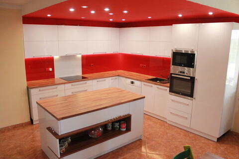 Krásná červená kuchyň na míru zákazníkovi