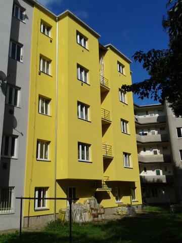 Vnitroblok jsme prosvětlili jasně žlutou fasádou