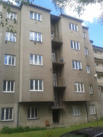 Zadní strana bytového domu před revitalizací
