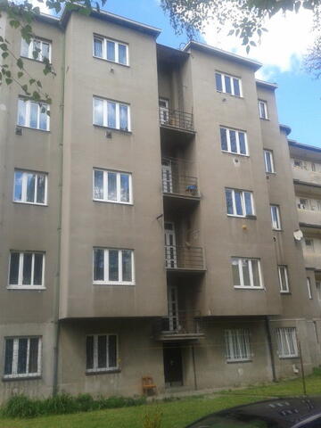 Zadní strana bytového domu před revitalizací