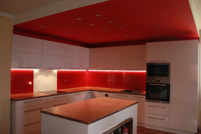 Krásná červená kuchyň na míru